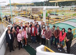 Visit by the Mei Foo residents to the covered sedimentation tanks and deodorisation units