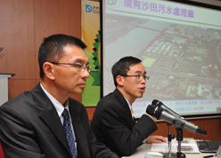 渠務署總工程師（污水工程）黎卓豪先生（右）和總工程師（污水處理）魯建洪先生（左）向傳媒簡介香港岩洞污水處理廠的發展