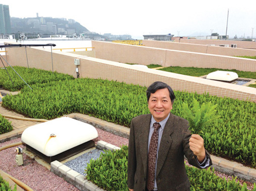 Deputy Director of Drainage Services, Mr. Tsui Wai, explained the study of green roof at Shatin Sewage Treatment Works to the media