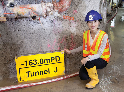 我們於2012年7月26日舉行傳媒簡介會，介紹首位進入香港最深污水隧道工作的女爆破監督工程師佘小萍