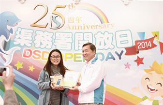The champion of “Wall Painting Contest for Secondary Schools” receiving the award