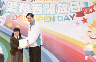 The second runner-up in “Logo and Slogan Contest for Primary Schools” receiving the award