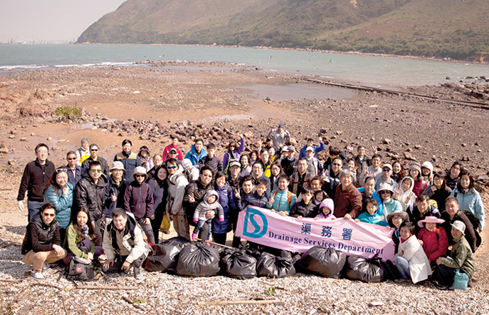 Group photo of participants after the clean-up activity