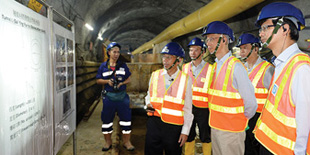 环境局局长黄锦星先生(前排中)听取工程团队讲解竖井和隧道的挖掘方法