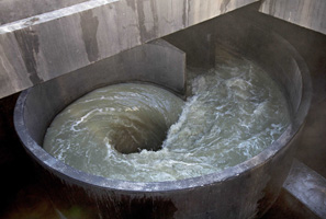 湾仔东基本污水处理厂的污水转流到旋涡型竖井