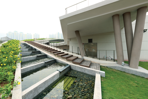 九龍城一號污水泵房由雨水回用系統供水的梯台瀑布