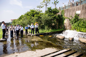 渠務署考察團視察龍崗河河道補水的運作