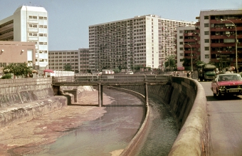 于70年代，因新蒲岗一带工业发展蓬勃，未经处理的废水直接排放到启德明渠，造成污染问题，令水质变得非常恶劣。 (图片来源：高添强先生)