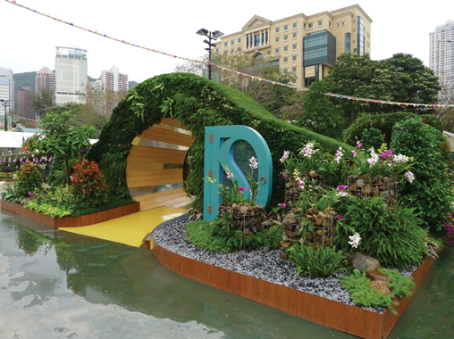 我們以「岩洞萬花筒」為題的展品參展由康樂及文化事務署舉辦的香港花卉展覽2013，奪得園林景點組別最佳設計金獎