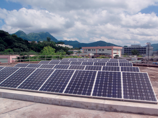 在元朗污水处理厂天台上的6.3千瓦太阳能光伏板