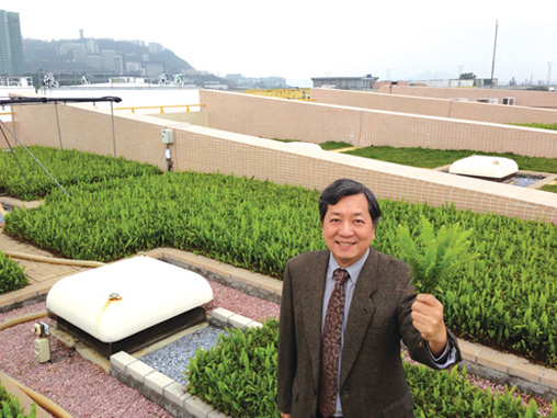 Deputy Director of Drainage Services, Mr. Tsui Wai, explained the study of green roof at Shatin Sewage Treatment Works to the media