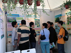 我们于创新科技嘉年华2012的展览摊位引起参观市民的兴趣