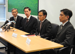 Assistant Director (Electrical and Mechanical) of Drainage Services, Mr. She Siu-kuen (second left), together with other speakers, introduced our carbon audits and carbon emission reduction measures to the media