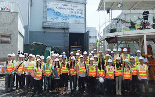 香港大学工程旧生会于2012年10月6日参观北角至昂船洲污水输送系统建造工程及昂船洲污水处理厂连接隧道及主泵房膜壁建造工程的工地