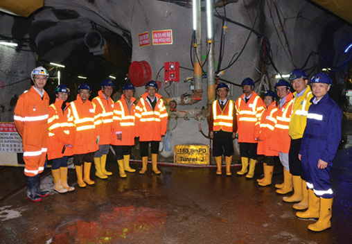 东区区议员于2012年12月5日参观北角至昂船洲污水输送系统建造工程的工地