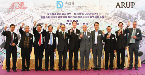 The Director of Drainage Services, the District Officer (Sham Shui Po), the Chairman of Sham Shui Po District Council and the senior management of the consultants and contractors participated in the completion ceremony of Provision of Covers and Deodorisation Facilities to the Existing Sedimentation Tanks at SCISTW held on 12 December 2012