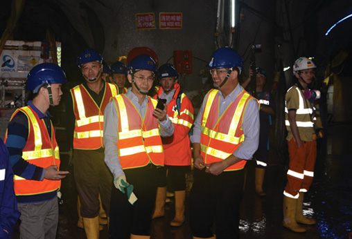 深圳市官員於2013年3月8日參觀北角至昂船洲及香港仔至西營盤污水輸送系統建造工程的工地