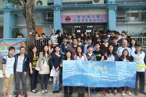 「净化海港计划」第二期甲工程顾问于2013年5月4日与一众中学生探访南昌村独居老人