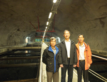 Director of Drainage Services, Mr. Chan Chi-chiu (middle), Chief Engineer (Sewerage Projects), Mr. Lai Cheuk-ho (right) and Chief Engineer (Sewage Treatment), Mr. Tam Lee-sing (left) at Kappala Plant in Sweden