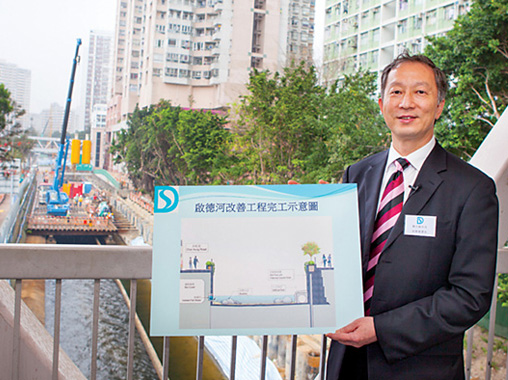 Director of Drainage Services, Mr. Chan Chi-chiu, guided the media visiting Kai Tak River Improvement Works (Upstream Portion)