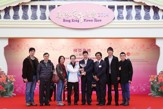 渠務署的「家樂滿岩洞」展區，在康樂及文化事務署主辦的香港花卉展覽2014中，奪得展品組（本地）全場最佳展品大獎