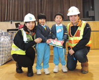The kindergarten students presented souvenirs to the project team
