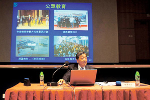 The then Deputy Director, Mr. TSUI Wai delivering the public talk at Science in the Public Service 2013