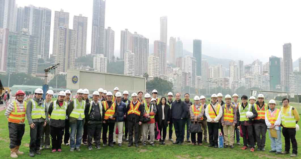 Site visits are arranged quarterly for DSD staff, resident site staff and contractors’ representatives to visit DSD’s construction sites having good safety practices.