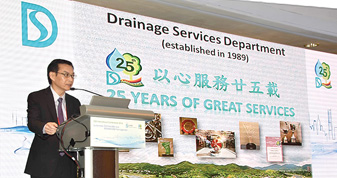 時任發展局常任秘書長(工務)韋志成先生作主題演說