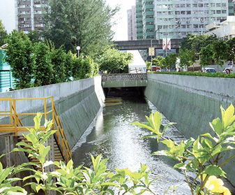 現時的觀塘敬業街明渠與周邊環境