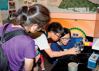 工作人員向公眾說明再造水樣本