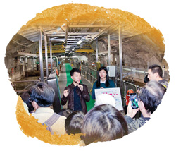 本署人員講解岩洞污水處理廠的設施