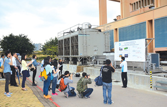 本署高級機電工程師杜鈞明先生向傳媒簡介電熱聯供發電機的運作原理