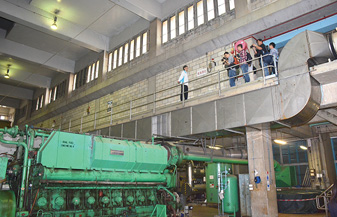 本署高級機電工程師杜鈞明先生向傳媒簡介電熱聯供發電機的運作原理