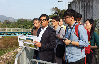 Mr LUK Wai-hung, Chief Engineer, explaining the greening and ecological measures at the Upper Lam Tsuen River