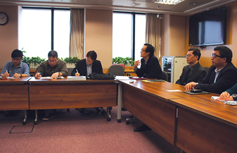 本署總工程師陸偉雄先生(右一)和何耀光先生(右二)簡介活化水體概念