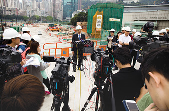 署長鍾錦華先生接受傳媒訪問