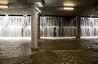 跑马地地下蓄洪池的可调式溢流堰