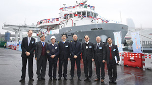 環境局局長黃錦星先生(中)、時任渠務署署長鐘錦華先生(右五)與其他嘉賓主持「淨港一號」啟航禮