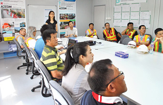 本署同事、駐工地督導人員和承建商代表，參觀北區及吐露港區域污水收集系統─污水泵房及主幹渠改善工程的工地