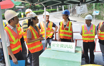 本署同事、駐工地督導人員和承建商代表，參觀北區及吐露港區域污水收集系統─污水泵房及主幹渠改善工程的工地
