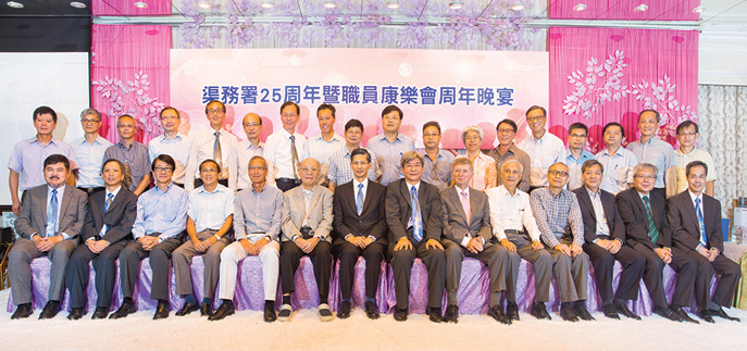 服務部門多年的員工與管理層合照