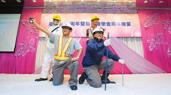 員工為晚宴賣力獻唱和表演