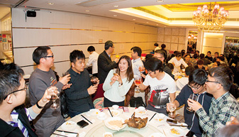 同事於聖誕聯歡會盡興而歸