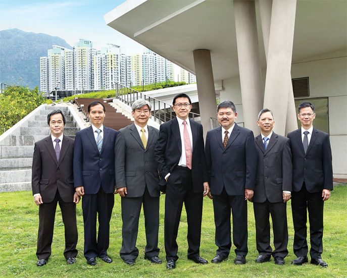 1. 渠務署署長: 唐嘉鴻先生 2. 渠務署副署長: 麥嘉為先生 3. 助理署長/操作維修: 簡炎輝先生 4. 助理署長/設計拓展: 鄭鴻亮先生 5. 助理署長/機電工程: 蕭嘉錦先生 6. 助理署長/污水處理服務: 周國銘先生 7. 主任秘書: 黃球年先生 攝於九龍城一號污水泵房