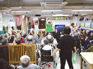 我們與工作伙伴展開「掃舊抹新」大行動，為長者清潔家居，喜迎新歲