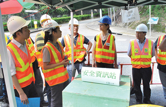 本署同事、駐工地督導人員和承建商代表，參觀北區及吐露港區域污水收集系統─污水泵房及主幹渠改善工程的工地