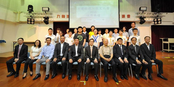 Group photo of officiating guests and winners of “Building our Kai Tak River” Writing Competition 2015
