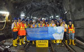 立法会议员陈家洛先生及公民党成员于2015年5月4日参观污水输送系统工地