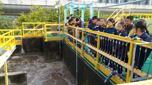 学生参观沙田污水处理厂的设施